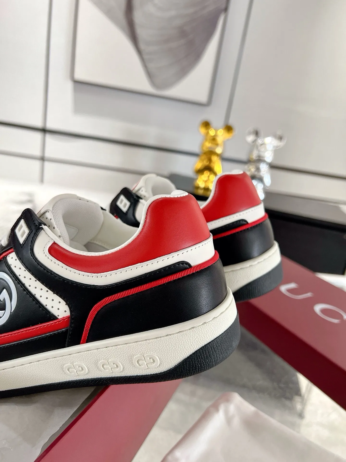 👟👟Ex-factory price 700👟👟 The latest casual sneakers for couples in white shoes❗️❗️ Original purchase, development and production. The sneakers are inspired by the classic sneakers of the 1970s, and the name is taken from the defensive movements in sports. This accessory is crafted from white leather, with an interlocking Double G stripe webbing embellished on the side, and the Gucci retro logo embellished on the shoe body. Original imported first-layer cowhide. Original custom-made soft sheepskin lining. Original open-molded TPU outsole. Bottom thickness: 2.5CM. Size: 35-44 (45 is custom-made and cannot be returned or exchanged)